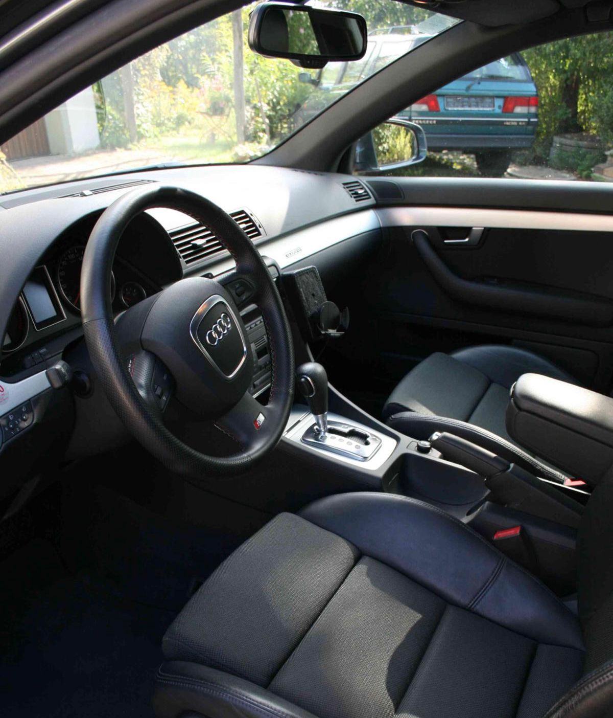 Audi-Innenraum mit Sportsitzen