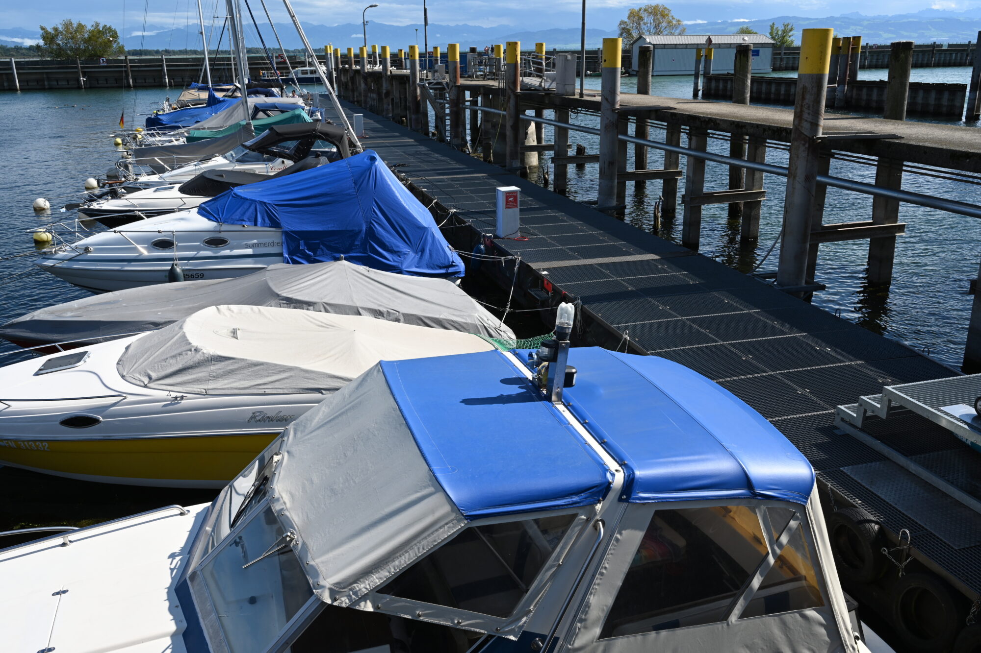 Boote im Hafen mit blauer Abdeckung