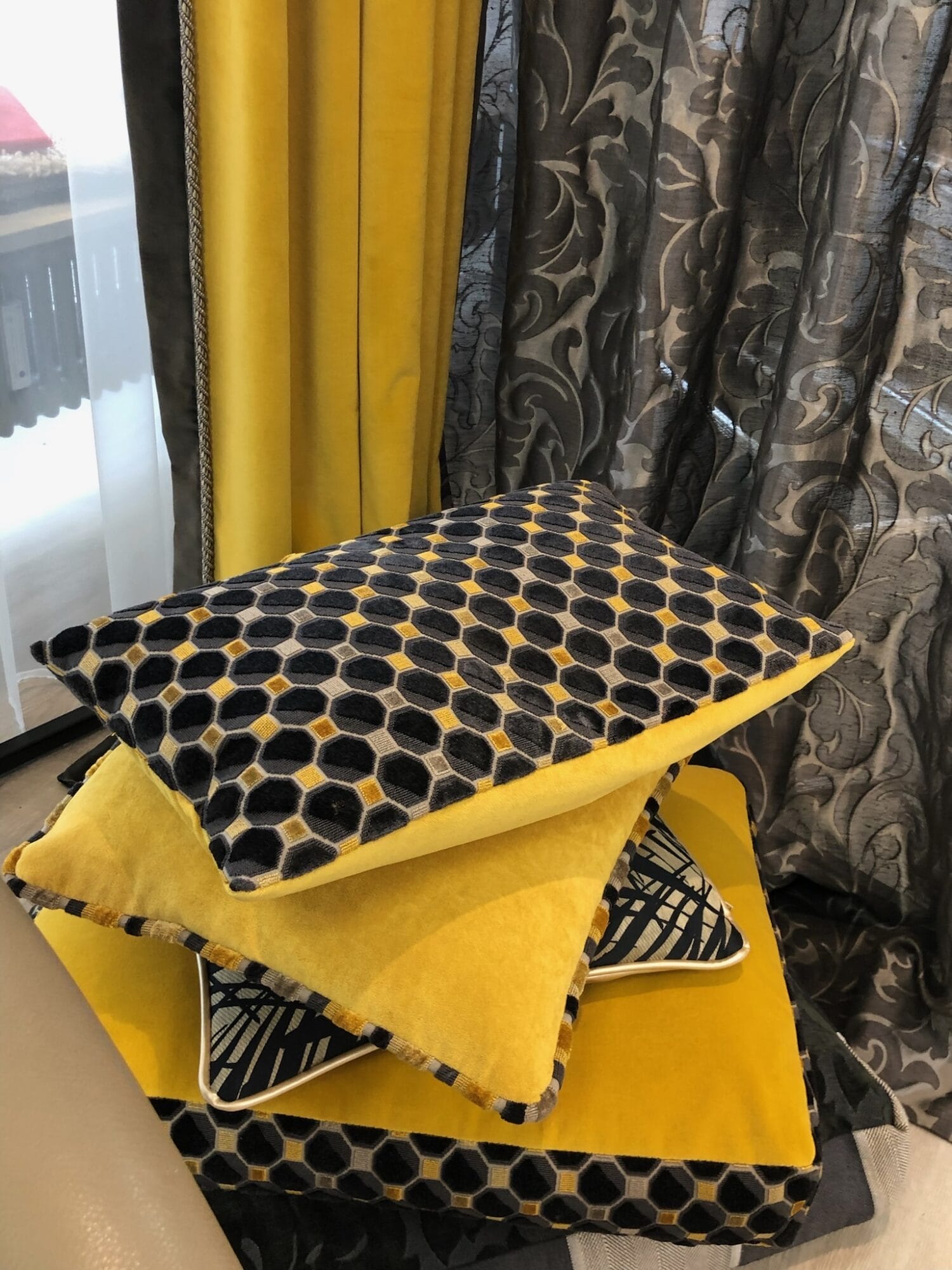 Kissen und Vorhänge in gelb-blau geometrischem Design