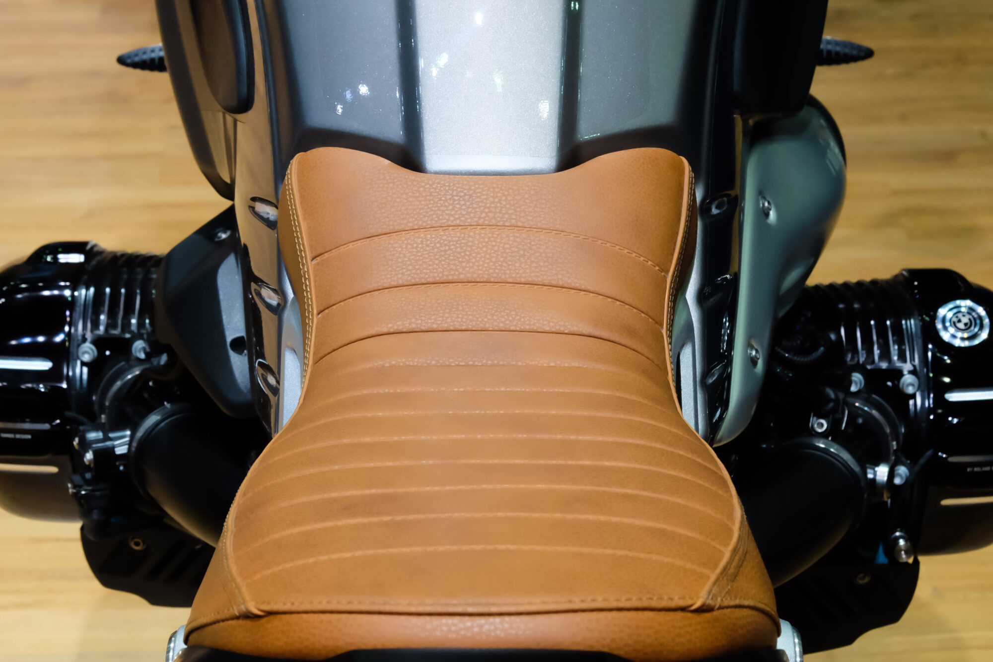 Motorradsitz in Cognac-Leder