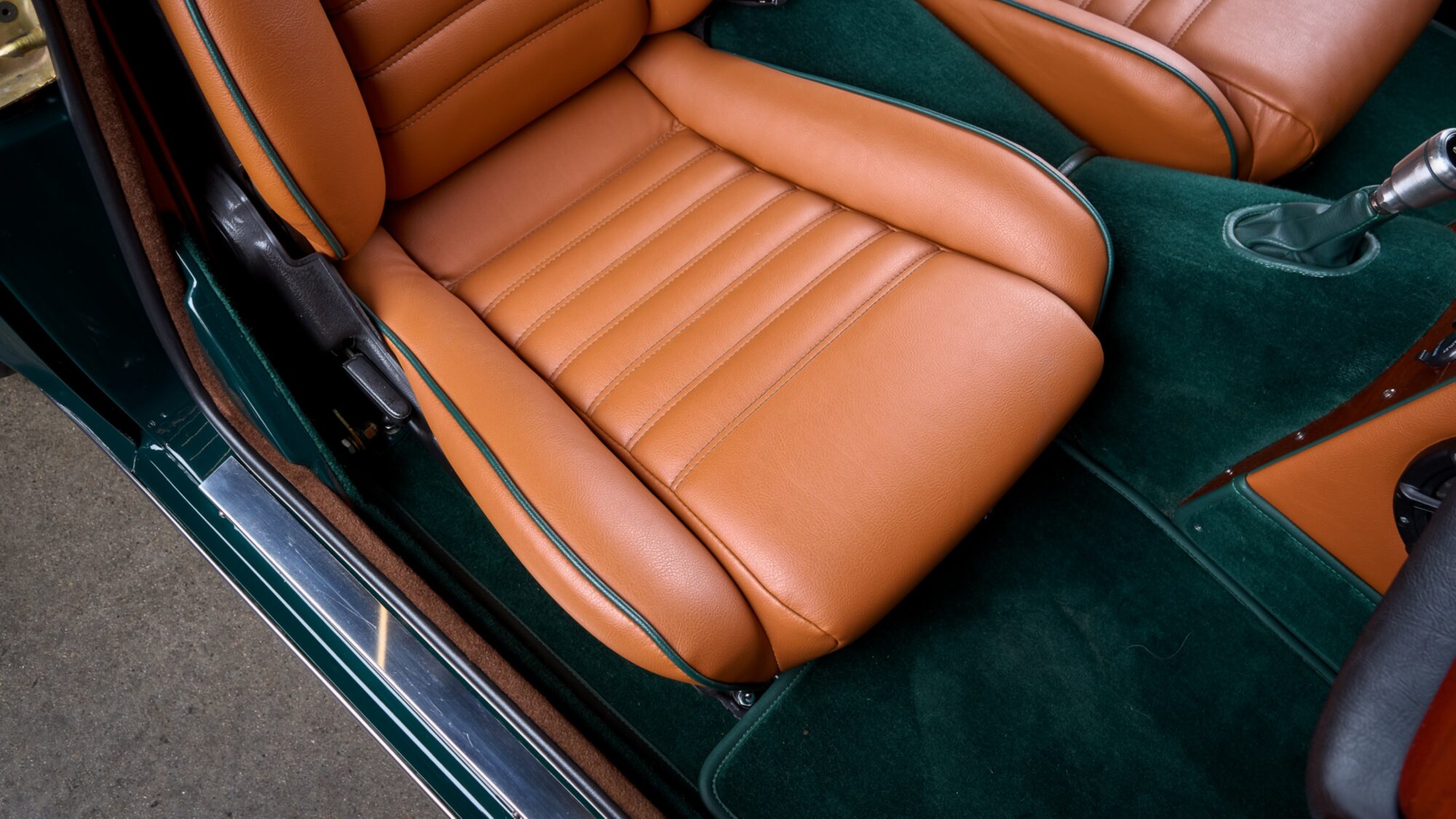 Oldtimer-Autositz in Cognac-Leder
