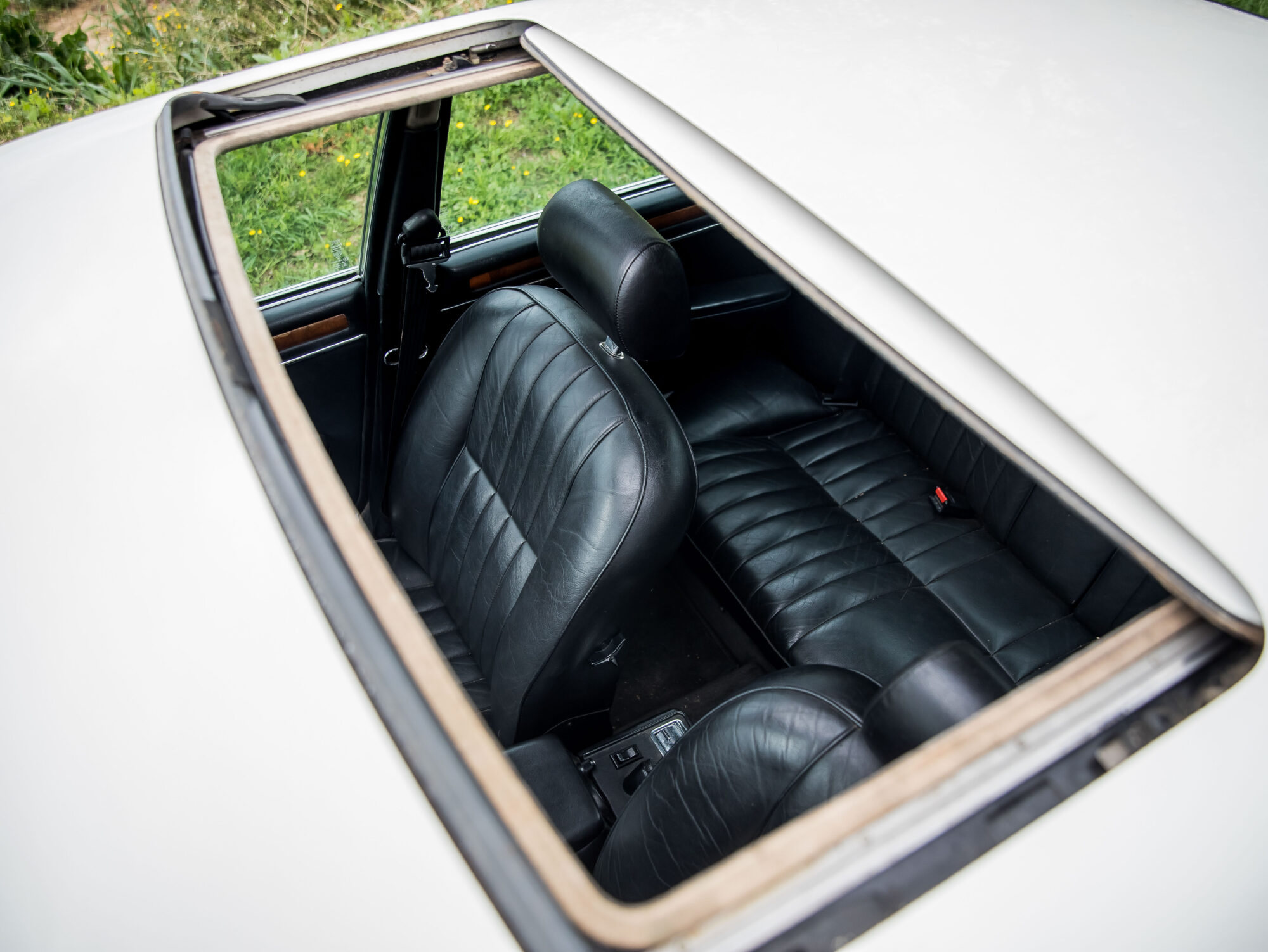 Oldtimer-Innenraum mit Leder und Schiebedach