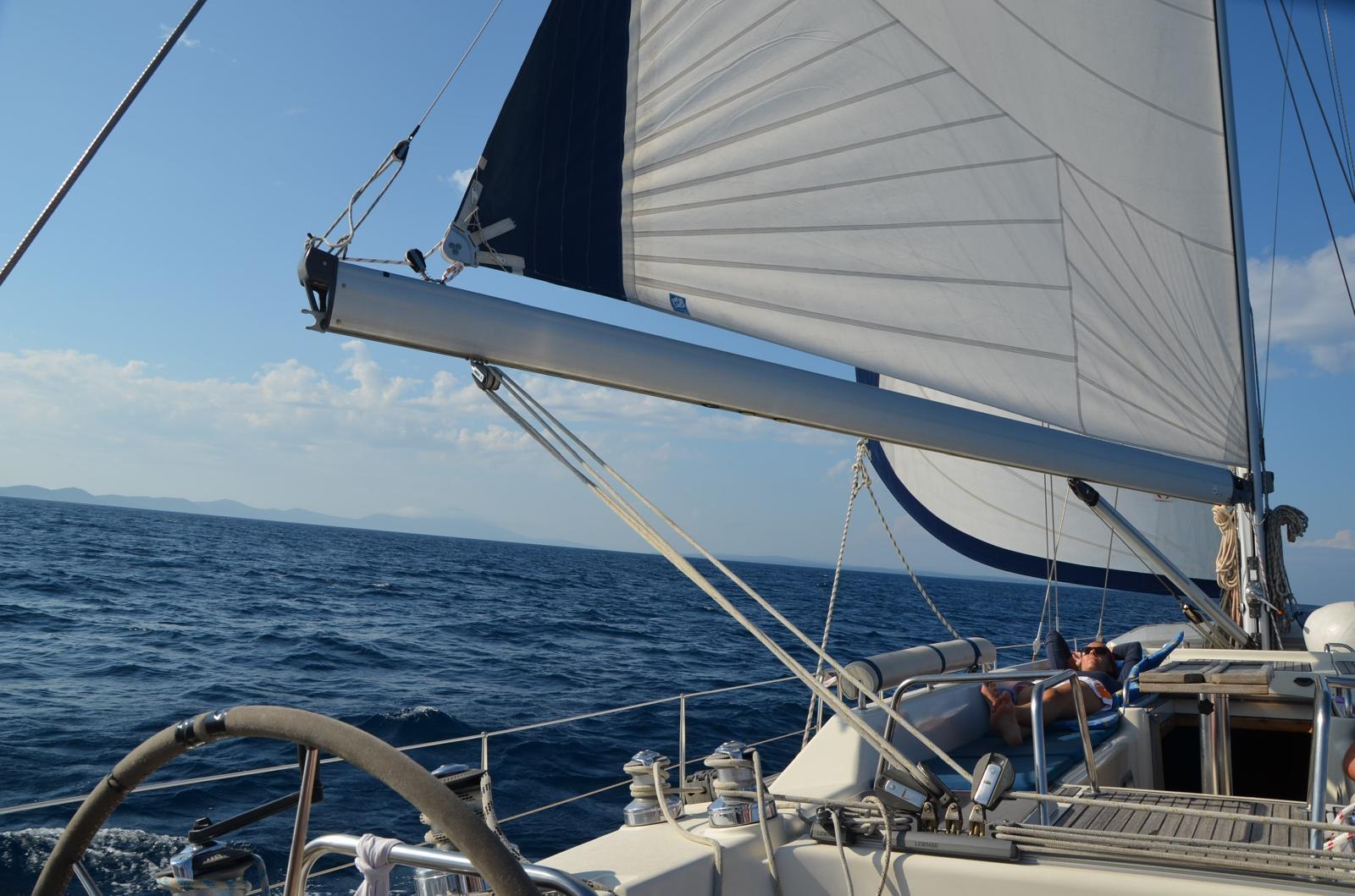Segelboot mit weißem Segel auf dem Wasser